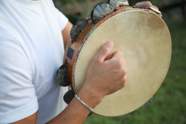 Kırsal Çayırlarda Dans Eden Vurmalı Sesler. 