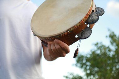 Kırsal Çayırlarda Dans Eden Vurmalı Sesler. 