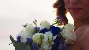 Kocasının Çiçek Hediyesinin keyfini çıkaran Kadın . 