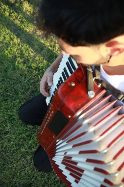 Akordeon Oynatıcıdan Neşeli Melodiler.