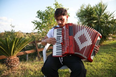Akordeon Oynatıcıdan Neşeli Melodiler.