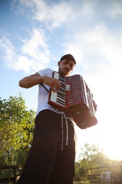 Doğadaki Dinamik Akordiyoncu. 