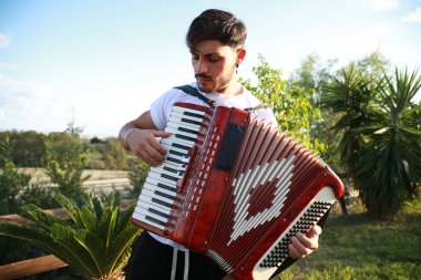 Doğadaki Dinamik Akordiyoncu. 