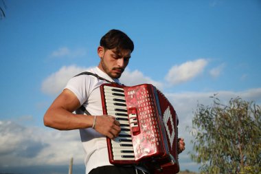 Doğadaki Dinamik Akordiyoncu. 