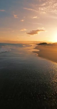 Güneş ışığı portakalla vuruyor Mavi Deniz . 