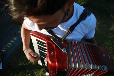 Eller akordiyonun klavyesinde..