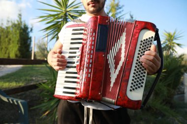 Eller akordiyonun klavyesinde..