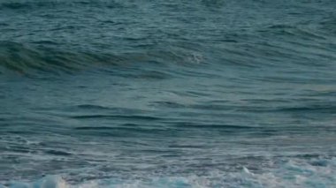 Dalgalar tarafından yaratılan farklı şekillerin ayrıntıları.