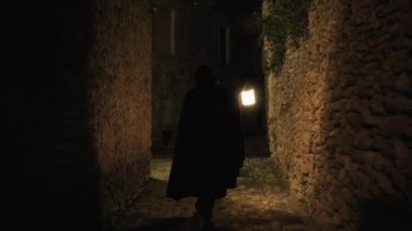 Fener ışığı Mason 'ın hayatta kalmasına yardım eder. . 