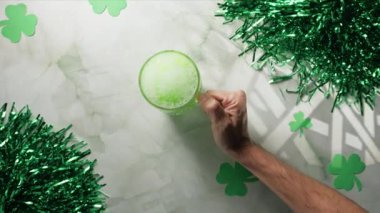 Aziz Patrick Günü kutlamaları için yeşil bira.