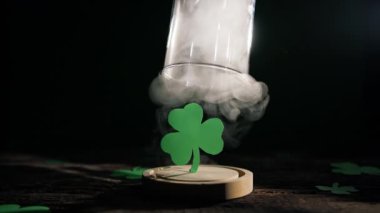 Aziz Patrick Günü Clover cam şişenin altında