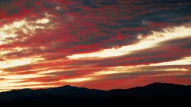 Dağ Silueti Renkli Gökyüzünün Altında.