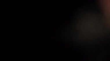 Siyah arkaplanda hareket eden ve bulanık ışıklar . 