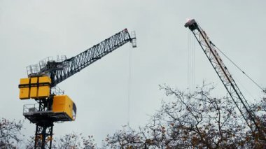 Sarı vinç kasvetli bir günde çalışır. Yüksek kalite 4k görüntü
