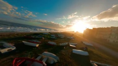 İtalya 'daki sahil şeridi teknelerle dolu.. 