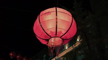 Gece yol boyunca asılı duran kırmızı Çin feneri. Yüksek kalite 4k görüntü