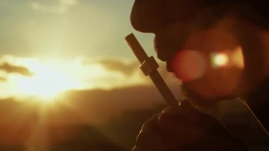 Gün batımında bir haçın silueti