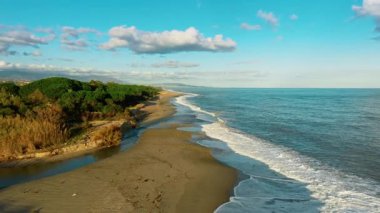 Tropik bir adada güneşli bir gün . 