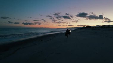 Koyu renk elbiseli bir adam ve yürüyen ve arayan bir fener. 
