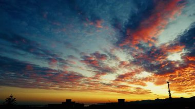 Güneş Gün batımında Renkli Bulutların arasından geçiyor . 