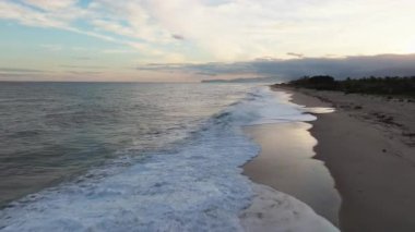 Sahildeki Dalgaların Köpüğü . 