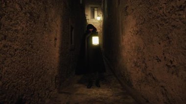 Eskiler 'in Duvarları İçinde Mızraklı Karanlık Keşiş .