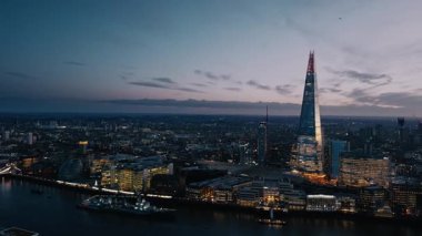 Londra 'nın Skyline' ında Violet Sunset . 