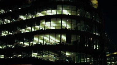 Ofis gece dışarıdan görüldü. 