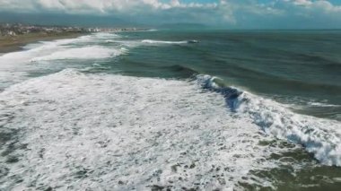 Akdeniz 'in dalgaları sahile çarpıyor. . 