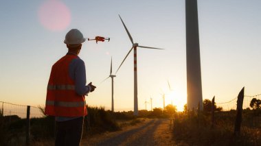 İşteki bir mühendis tarafından kullanılan İHA. . 