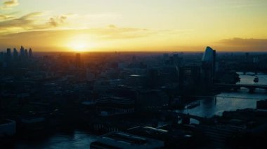 Gün batımında Londra 'nın panoramik manzarası. Yüksek kalite 4k görüntü