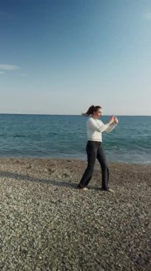 Sahilde kendini dansla ifade eden kadın