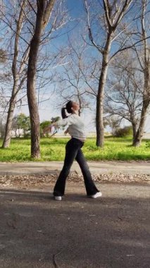 Şehir parkında Dans Eden Kadın 