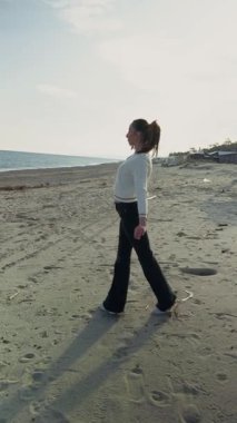 Sahilde kendini dansla ifade eden kadın