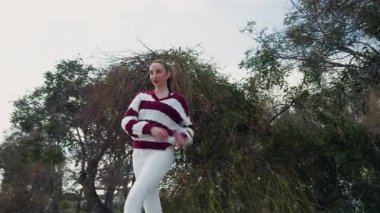 Şehir parkında Dans Eden Kadın 