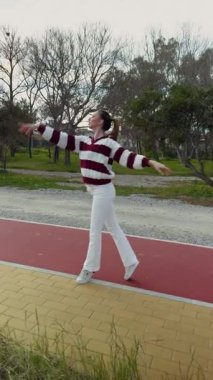 Bisiklet Yolunda Dans Eden Dansçı.