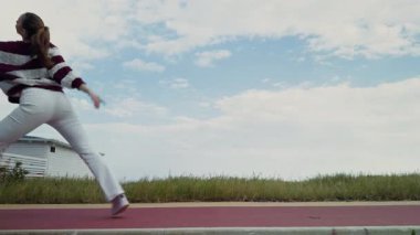 Bisiklet Yolunda Dans Eden Dansçı.