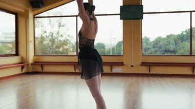 Bale dansçısı ısınıyor ve içeride pratik yapıyor. 