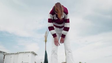 Sahilde kendini dansla ifade eden kadın