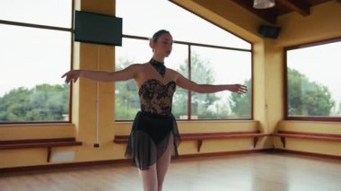 Bale dansçısı ısınıyor ve içeride pratik yapıyor. 