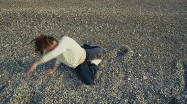 Sahilde kendini dansla ifade eden kadın