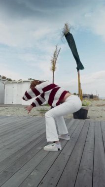 Sahilde kendini dansla ifade eden kadın