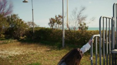 Dansçı basketbol sahasında hareket ediyor ve pratik yapıyor. 