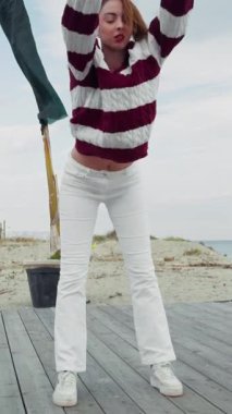 Sahilde kendini dansla ifade eden kadın