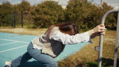 Dansçı basketbol sahasında hareket ediyor ve pratik yapıyor. 