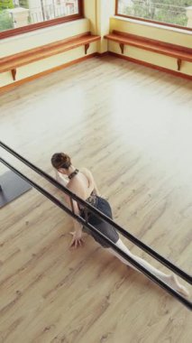 Bale dansçısı ısınıyor ve içeride pratik yapıyor. 