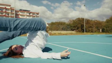 Dansçı basketbol sahasında hareket ediyor ve pratik yapıyor. 