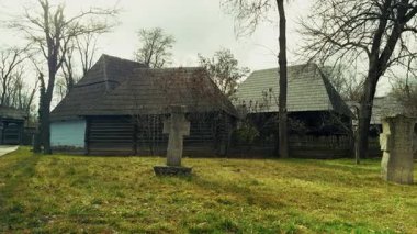 Eski köyün çayırında çapraz.