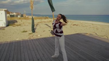 Sahilde kendini dansla ifade eden kadın