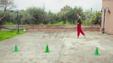 Dansçı dışarıda antrenman yapıyor. 